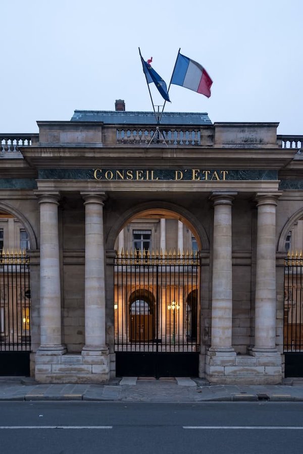 Quels conseils pour choisir et personnaliser une plaque funéraire ?