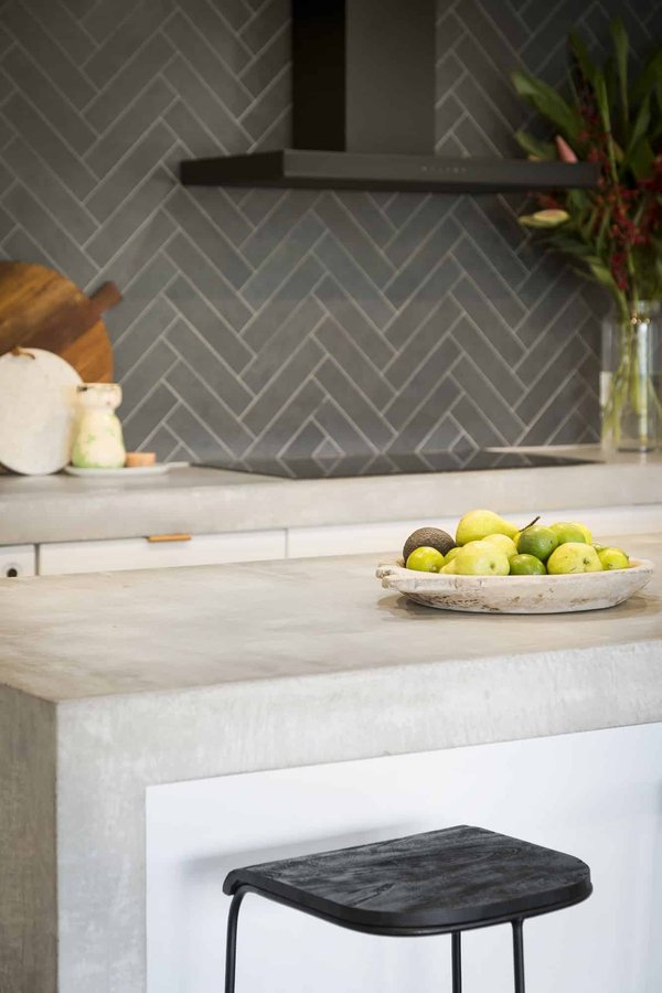 Quels facteurs influencent le prix d'achat d'une crédence de cuisine ?