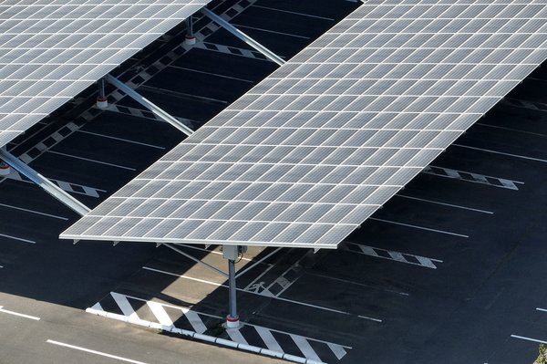 Carport solaire: comprendre l'importance de cet abri pour la voiture électrique