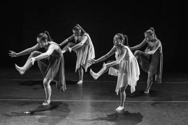 Quels sont les conseils pour créer un spectacle de danse moderne inspiré par des œuvres littéraires?