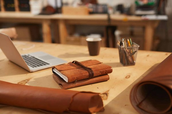 Comment sont fabriqués les carnets en cuir fait main ?