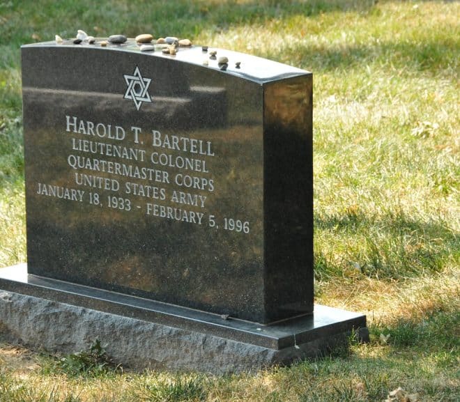Comment choisir et personnaliser une plaque funéraire ?